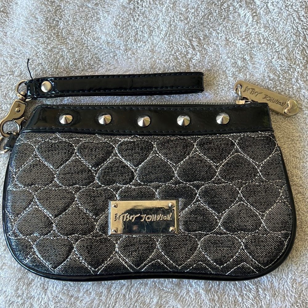 Black Betsy Johnson heart clutch